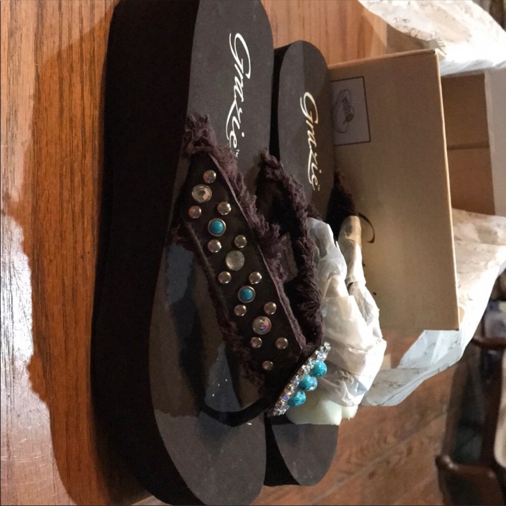 Sandals - Picture 2 of 3